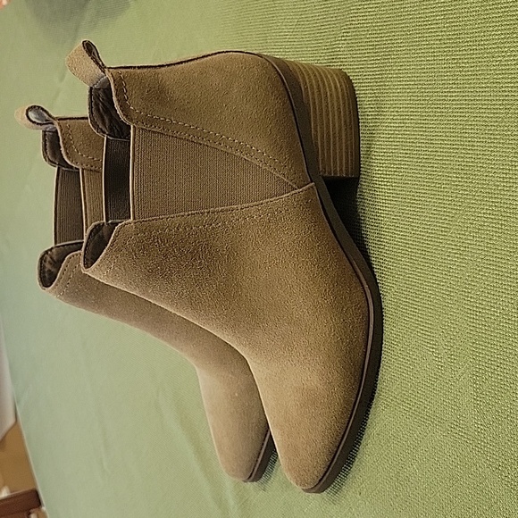 DOLCE VITA tan suede bootie - Picture 2 of 5